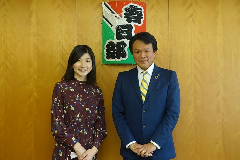 画像:井田寛子さんと岩谷市長の記念撮影の様子