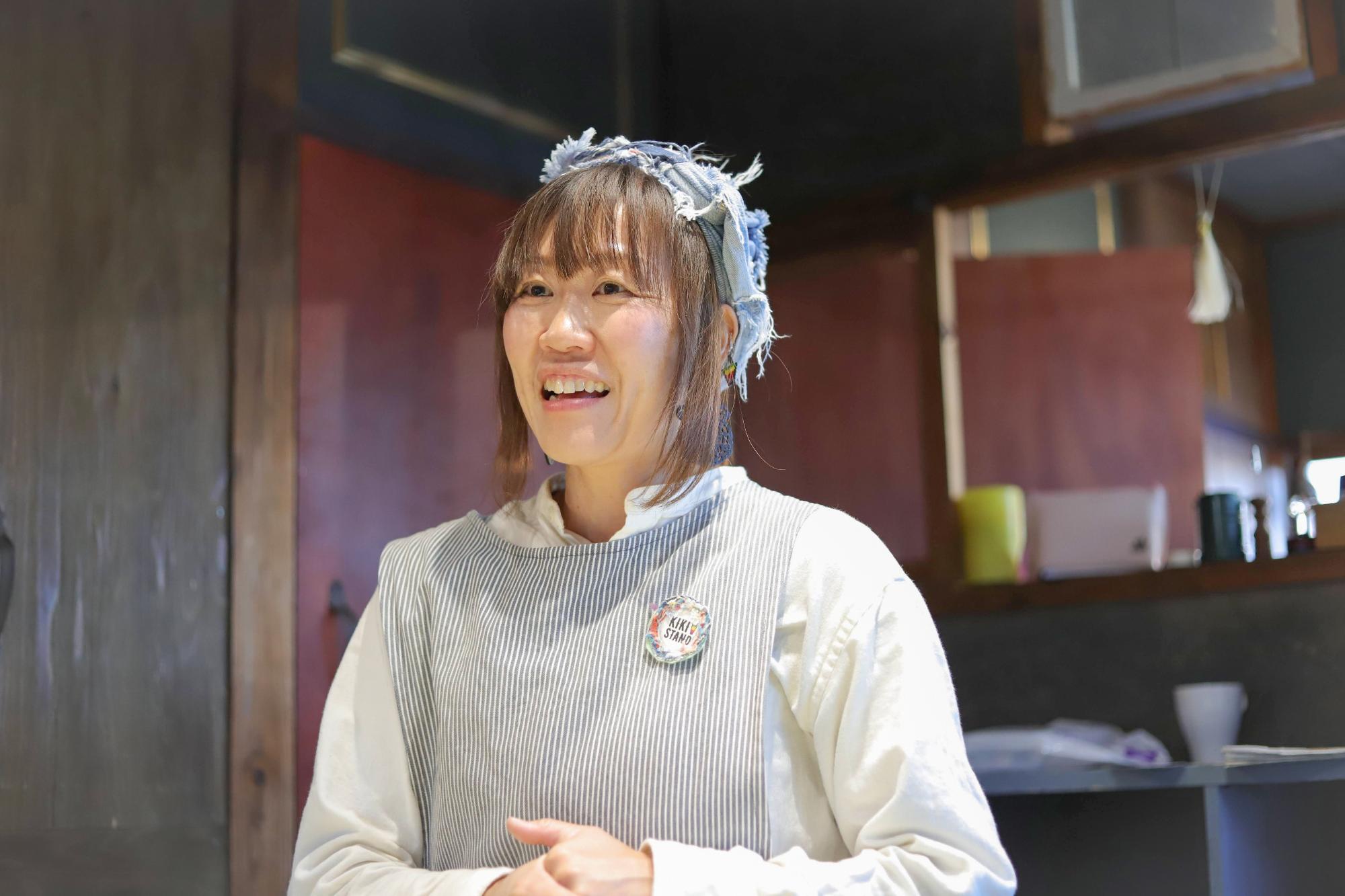 取材中のTAKAYOさん