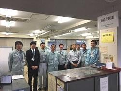 受付前に整列している担当職員の集合写真