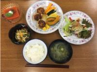 しいたけシューマイ野菜炒めなど6皿の料理がテーブルの上に並んでいる写真