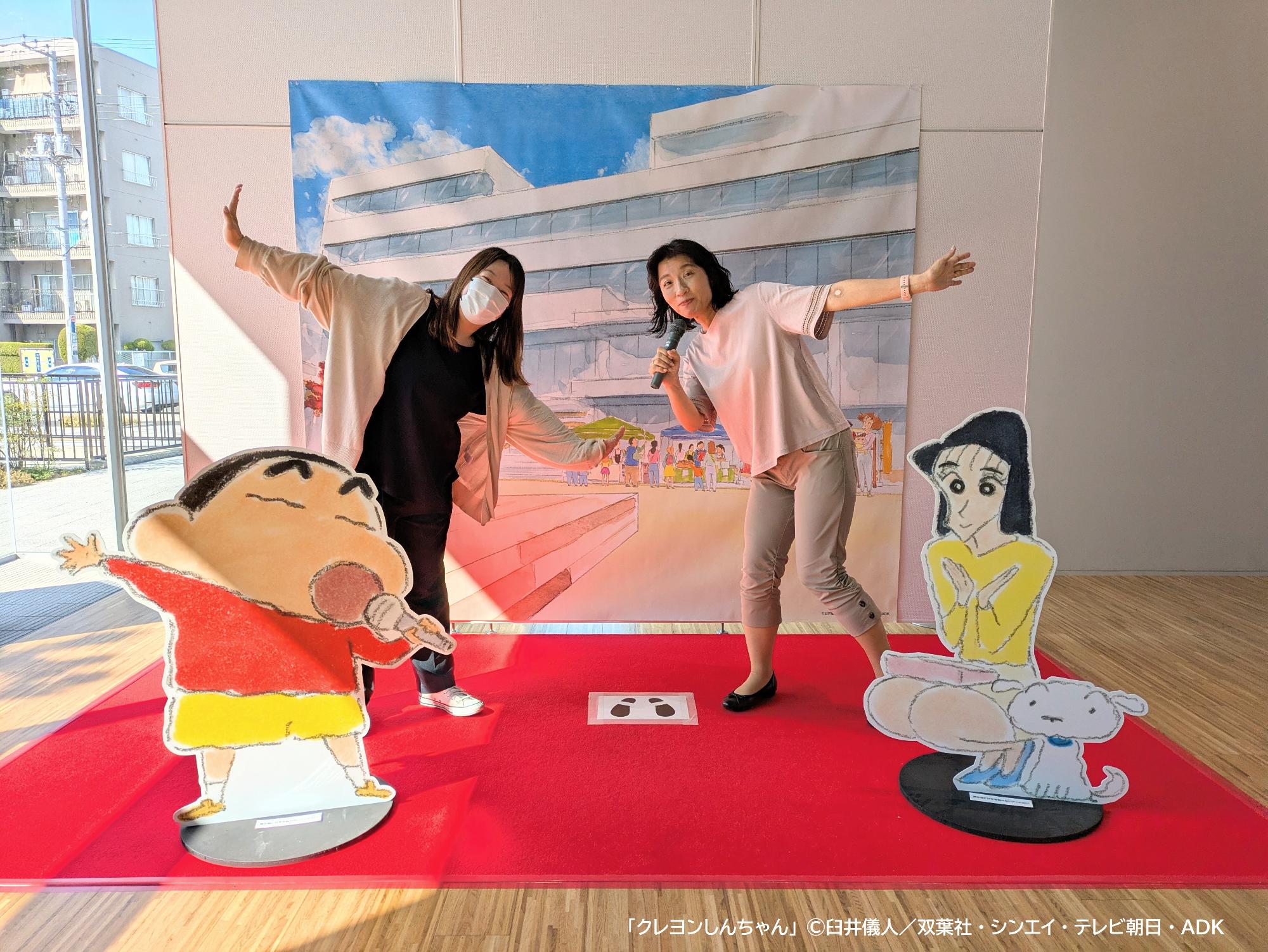 フォトスポットで写真撮影を楽しむ2人の女性