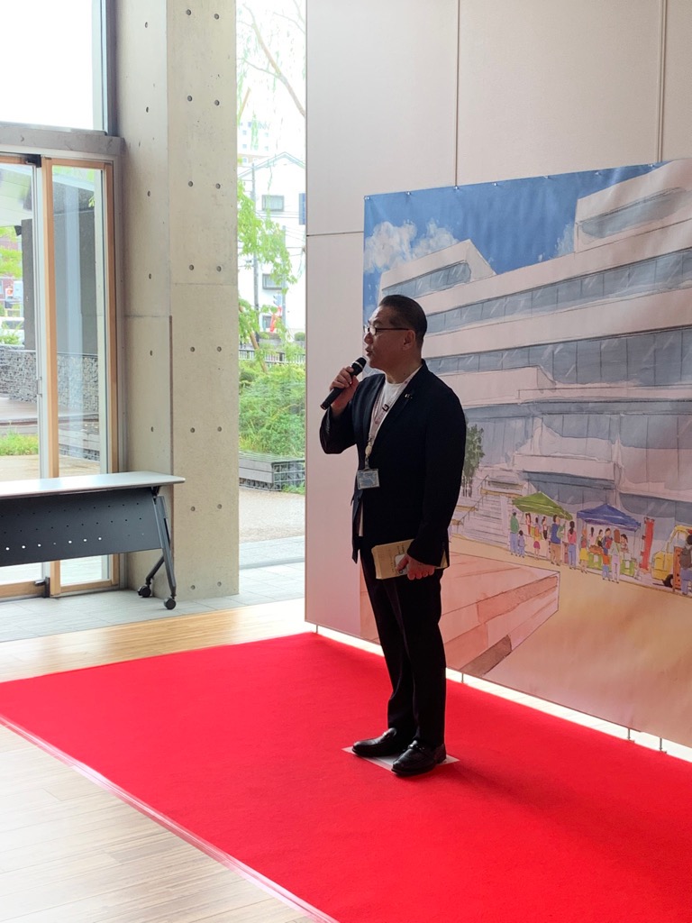 イラスト展示写真撮影会で祝辞を述べる小久保市議会議長