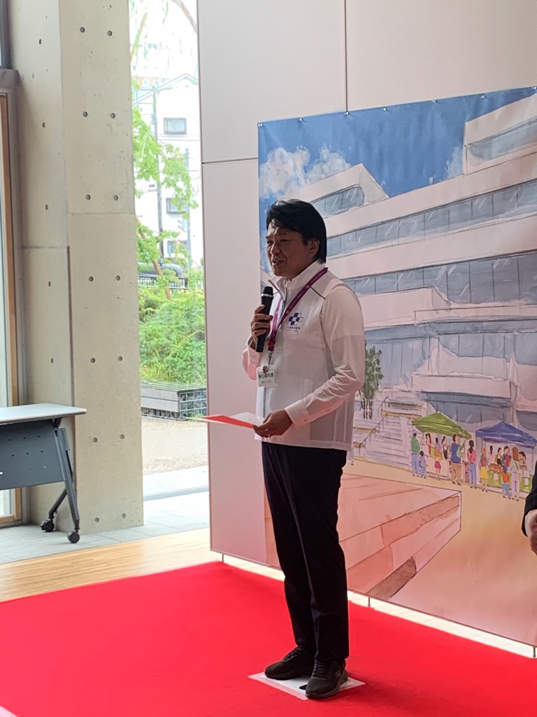 イラスト展示写真撮影会で挨拶をする岩谷市長