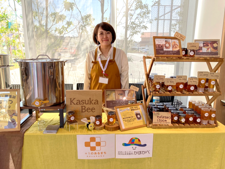 「Kasuka Bee株式会社」の蜂蜜の量り売り、みつばちアクセサリー等の販売の様子