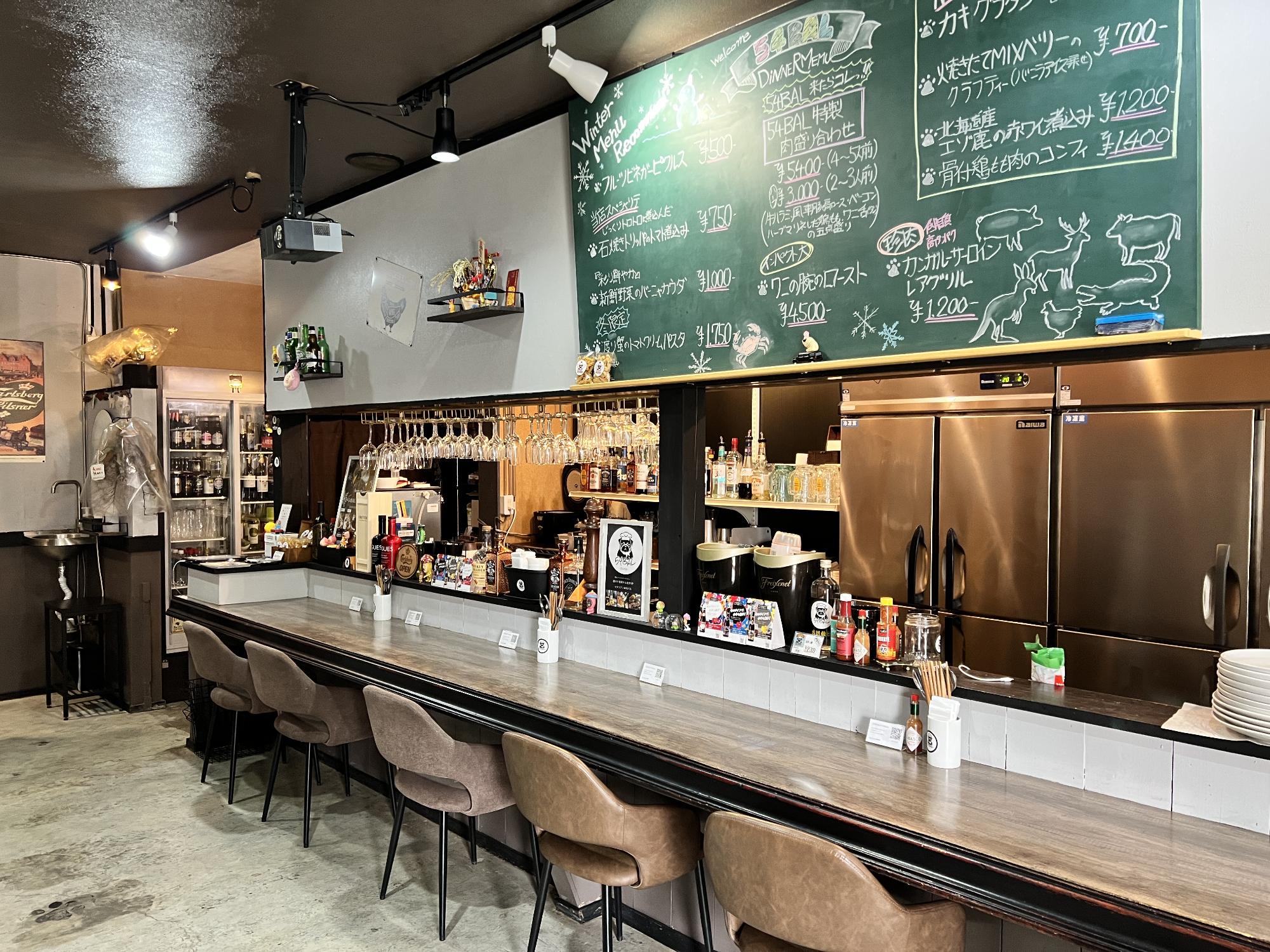 インダストリアル風のインテリアでまとめられた54BALのカウンター席