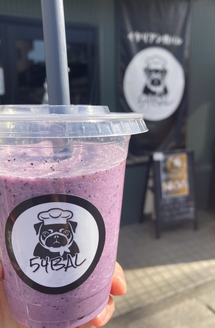 54BALのロゴマークが入ったプラスチックカップに入った薄紫色の「藤の牛島シェイク」の写真