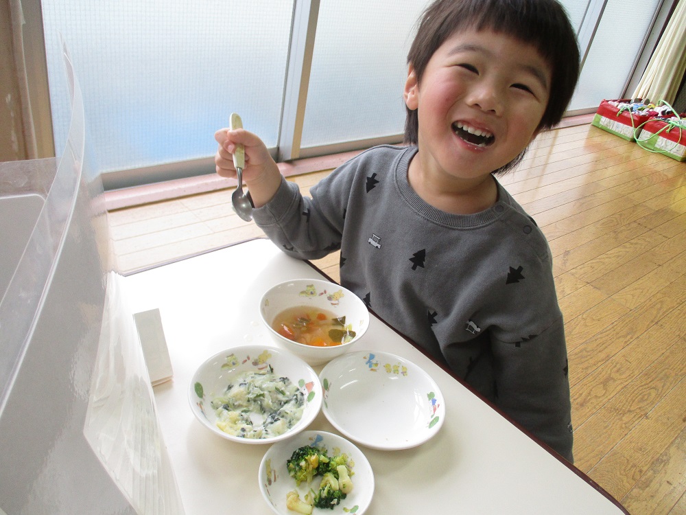画像:完食する男児