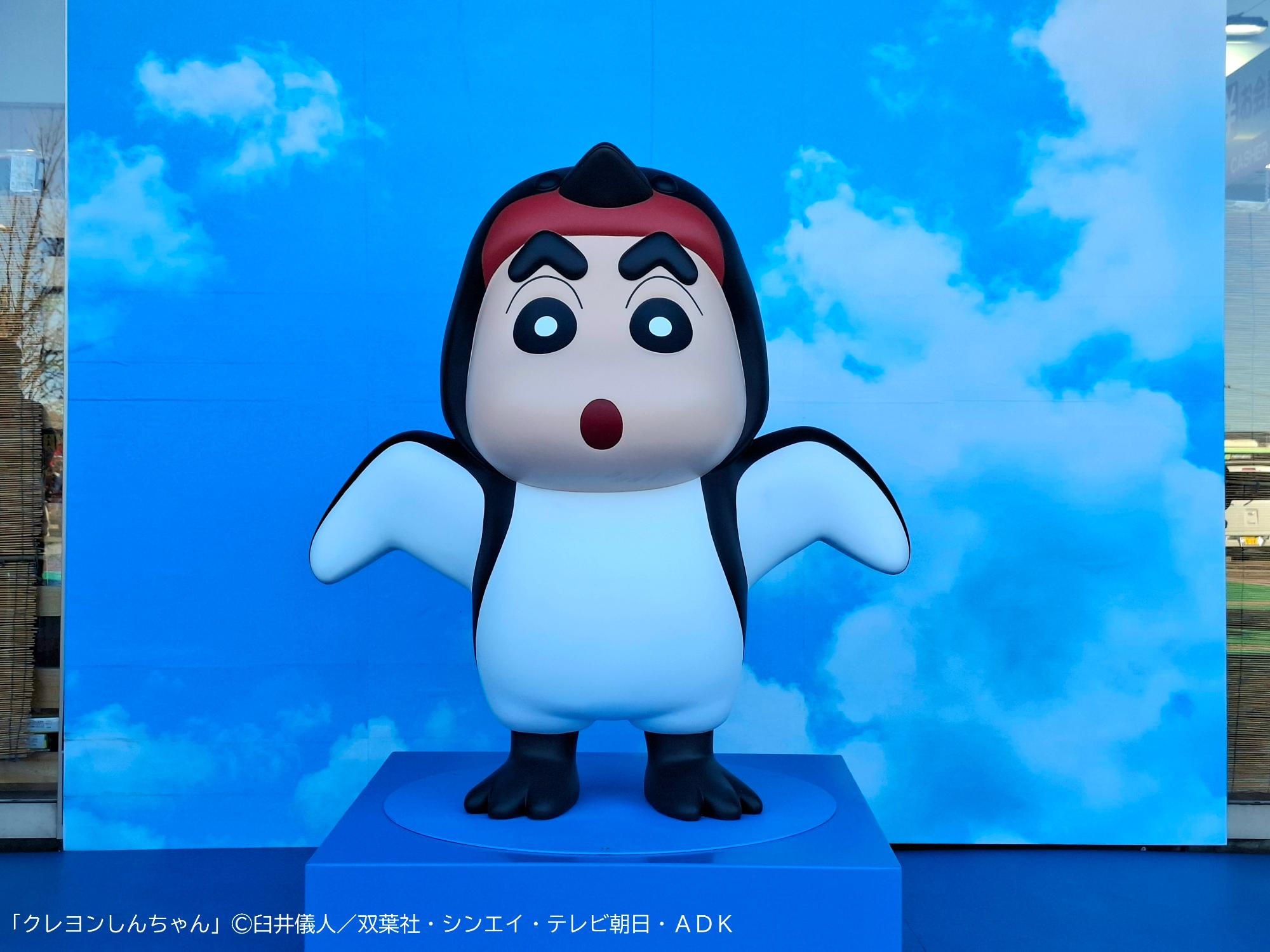 ツバメのコスプレをした野原しんのすけくんのモニュメント