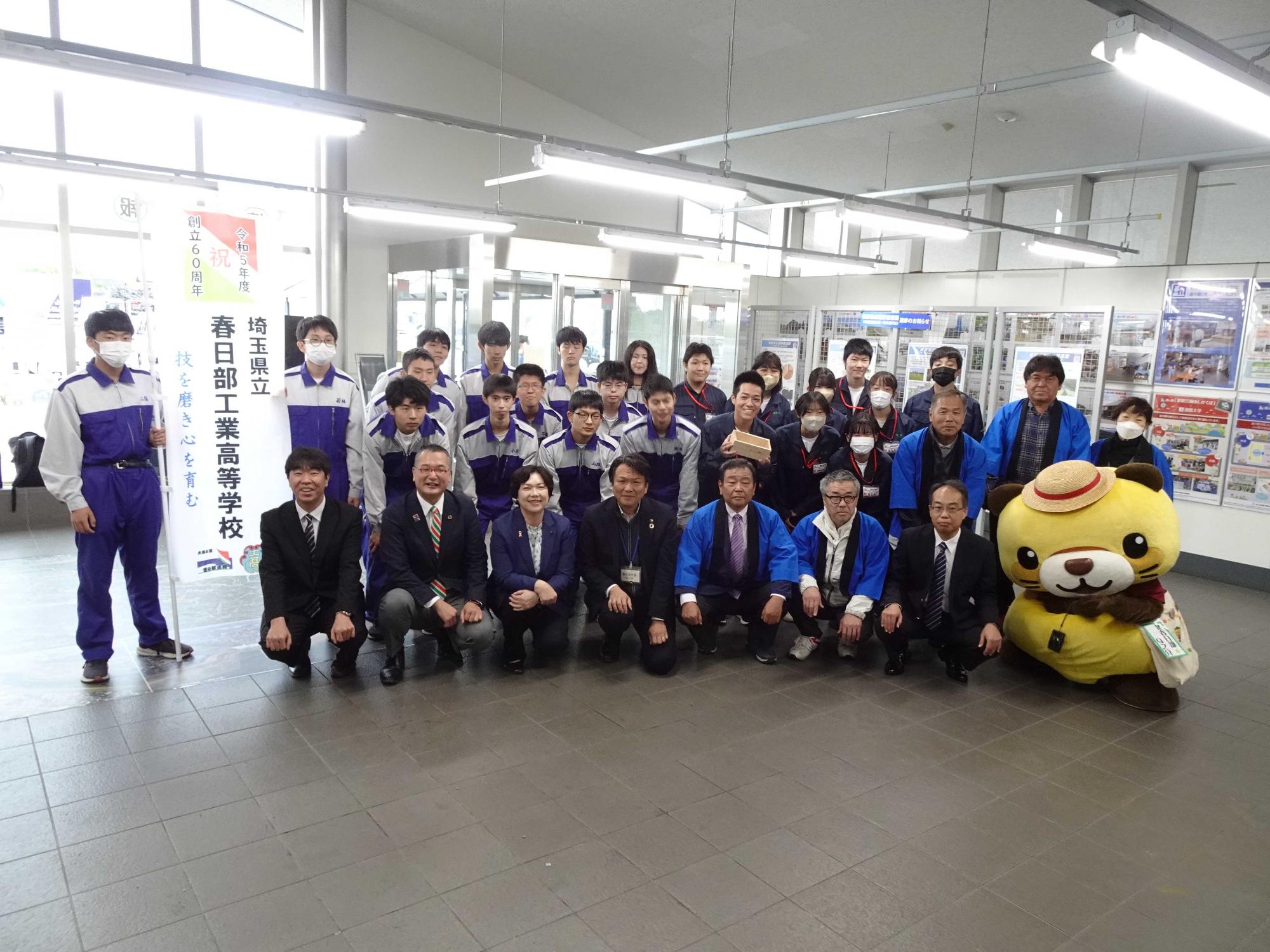 庄和商工会と春日部工業高等学校の生徒の集合写真