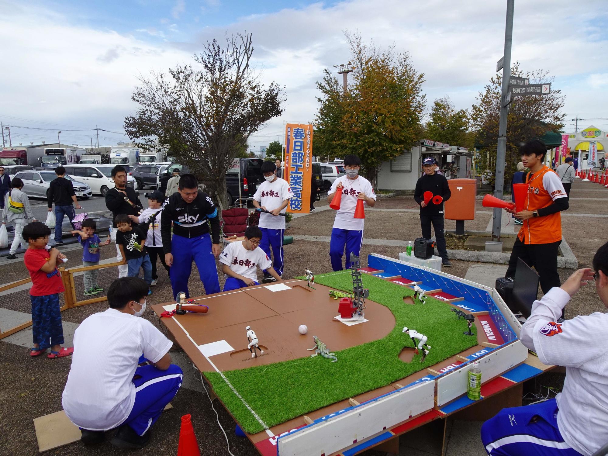 会場に設置された野球盤で遊んでいる参加者