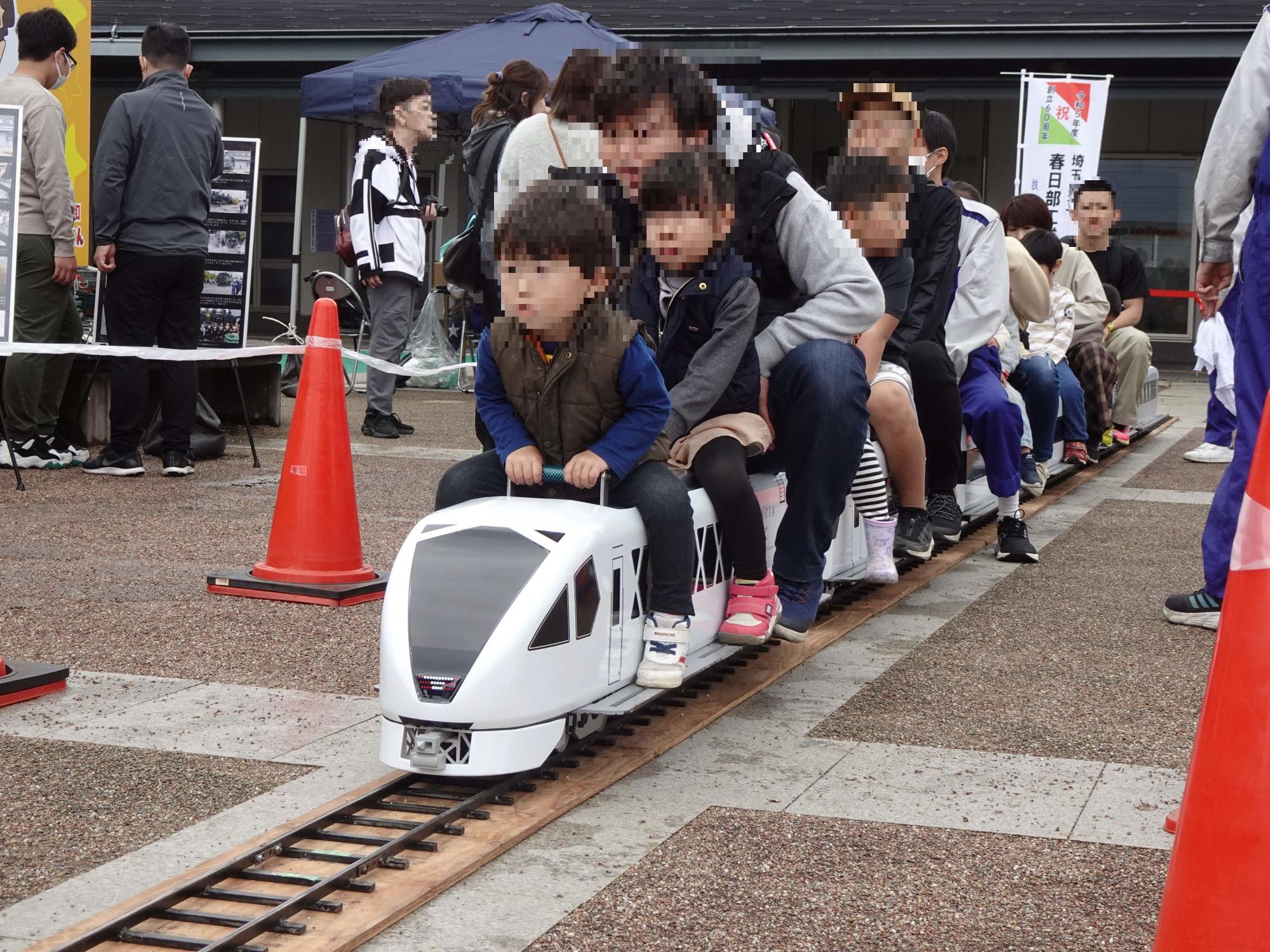 たくさんの親子がミニトレインに乗車して移動する様子