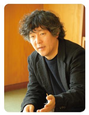 黒い上着を着て、カメラに向かって話す茂木 健一郎さんの写真