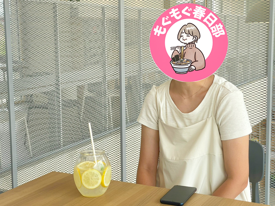 取材中のもぐもぐ春日部さん