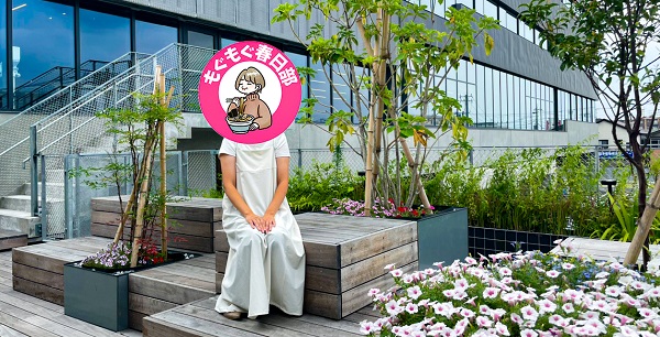 レストラン棟2階テラスのイスに腰掛ける「もぐもぐ春日部」さん