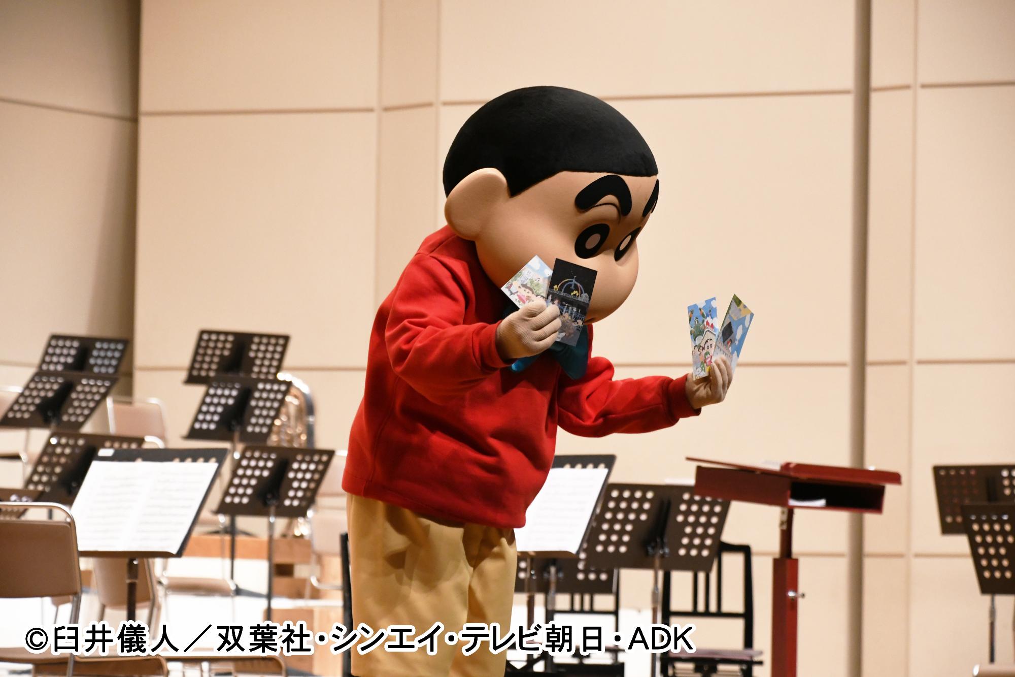 クレヨンしんちゃんクイズ大会で答え合わせをする野原しんのすけくん