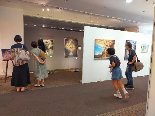 様々な年代の方が絵画を見ている様子です。