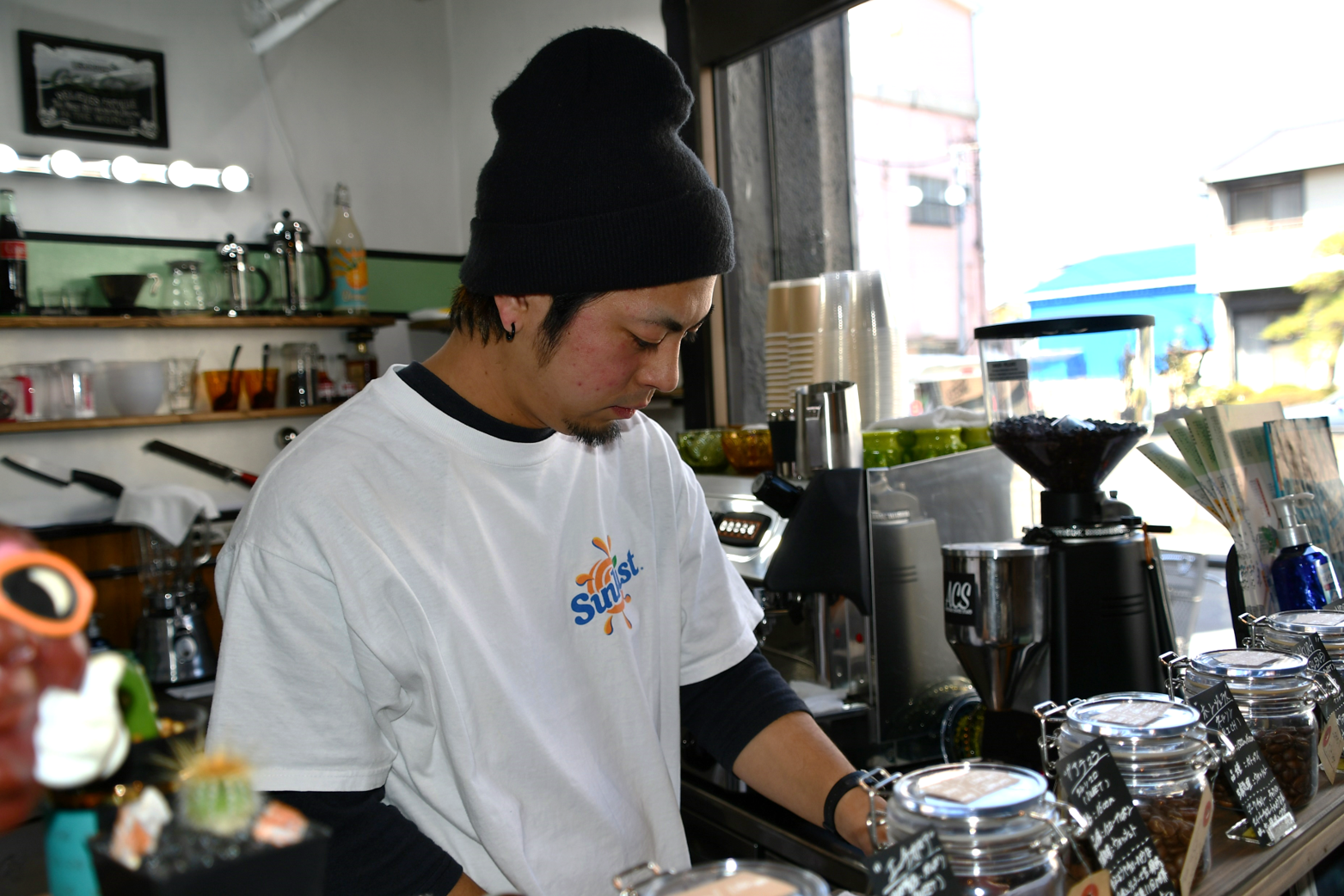 画像:コーヒーを淹れる蔵さん