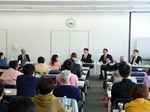 市が開催したフォーラムで説明をする職員と参加者たちの写真