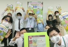 「春日部マガジン」のPRを行っている市の職員たちの写真