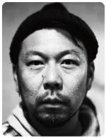 真正面から撮影された、片柳聡さんの白黒の写真