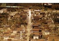 茶色い建物のミニチュア模型がたくさん並んでいる写真