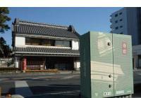 薄緑色の変電ボックスに、白い色で和風の図柄が描かれている写真