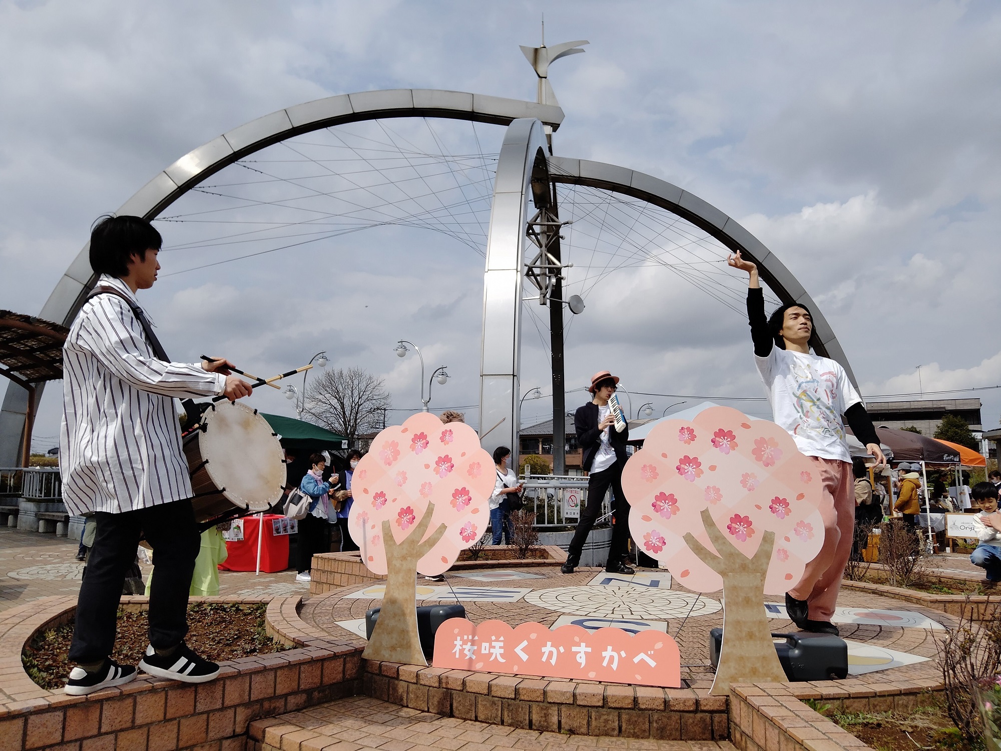 画像:桜咲くかすかべのオブジェと古利根公園橋