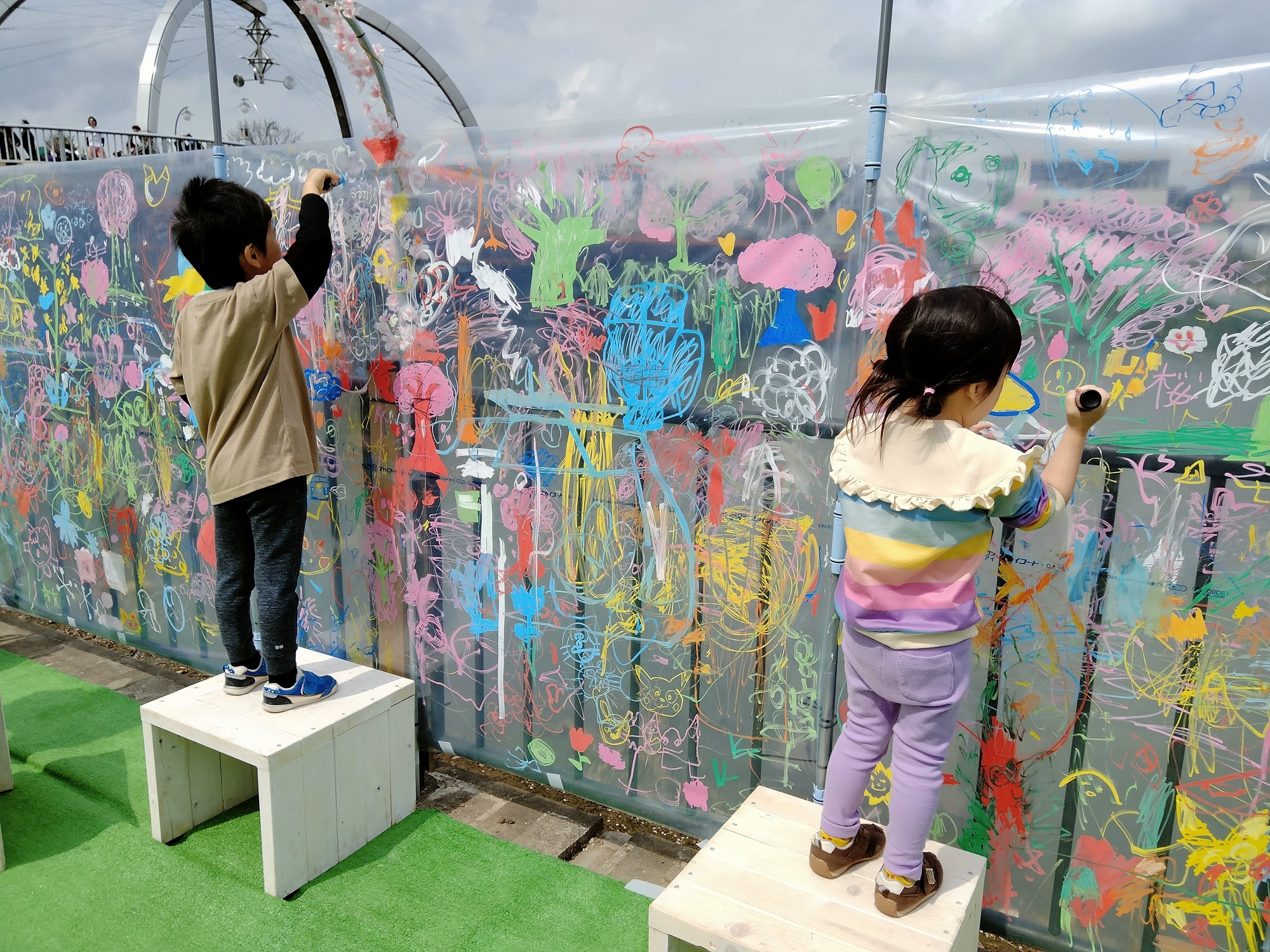 画像:子どもたちが楽しそうに描いている様子