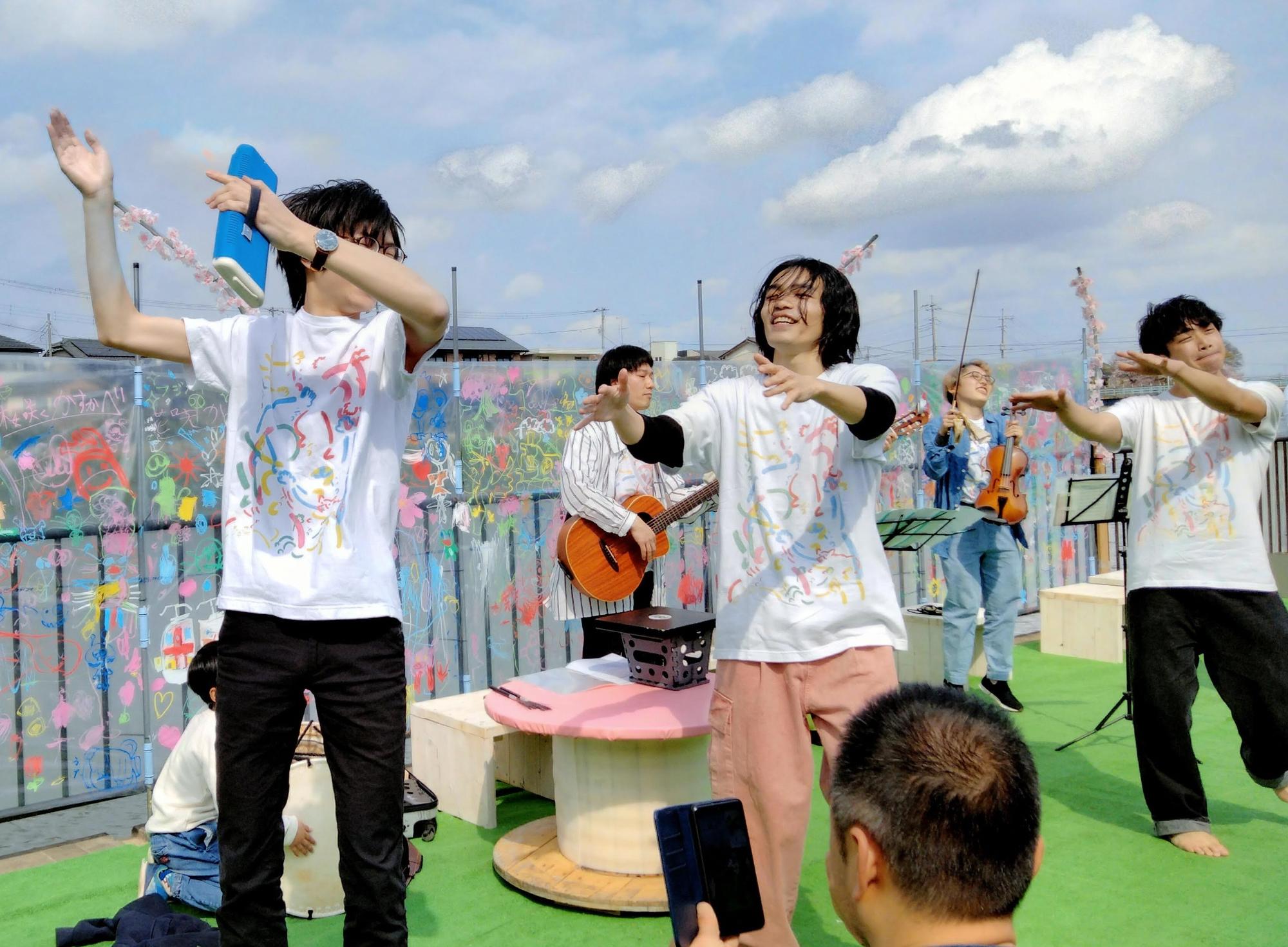 画像:楽しそうにダンスをする様子