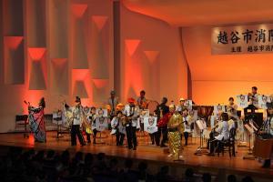 ステージの上でサンバ・ウィステリアを演奏している演奏者たちの写真