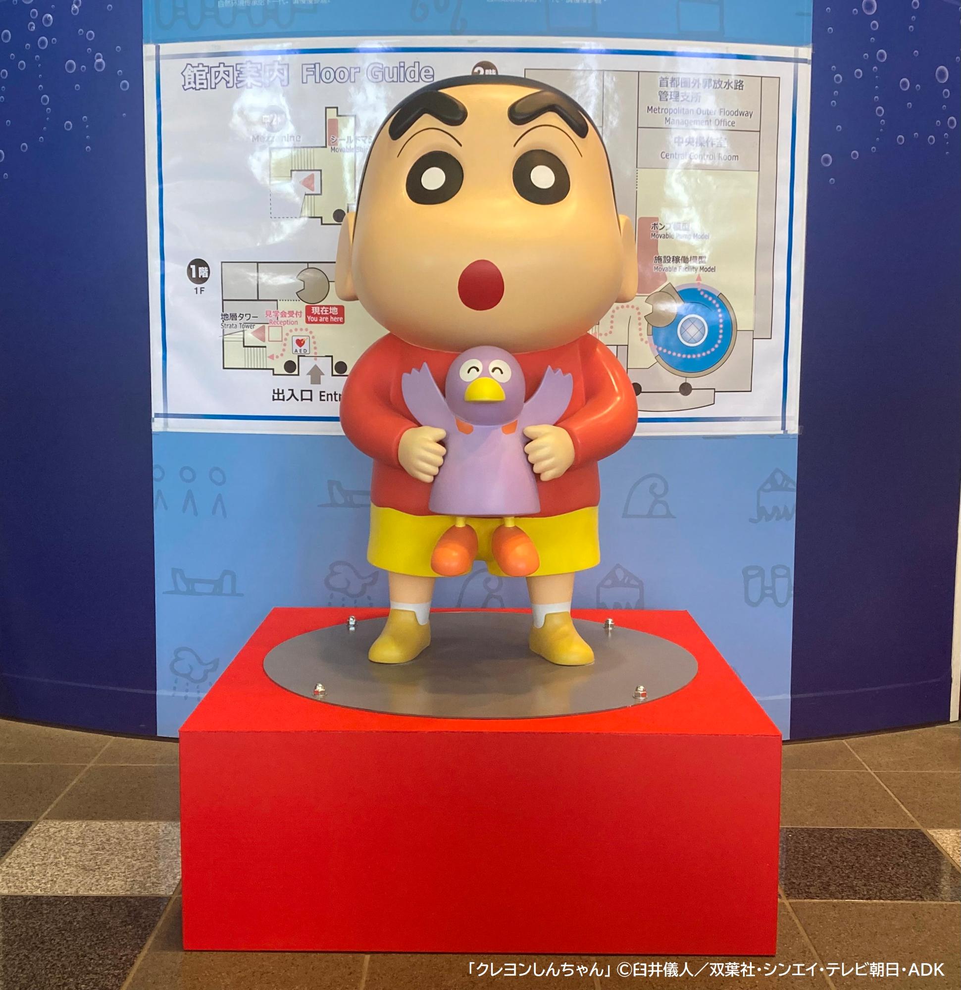 埼玉県のマスコット「コバトン」を大切に抱きかかえた野原しんのすけくんのモニュメント