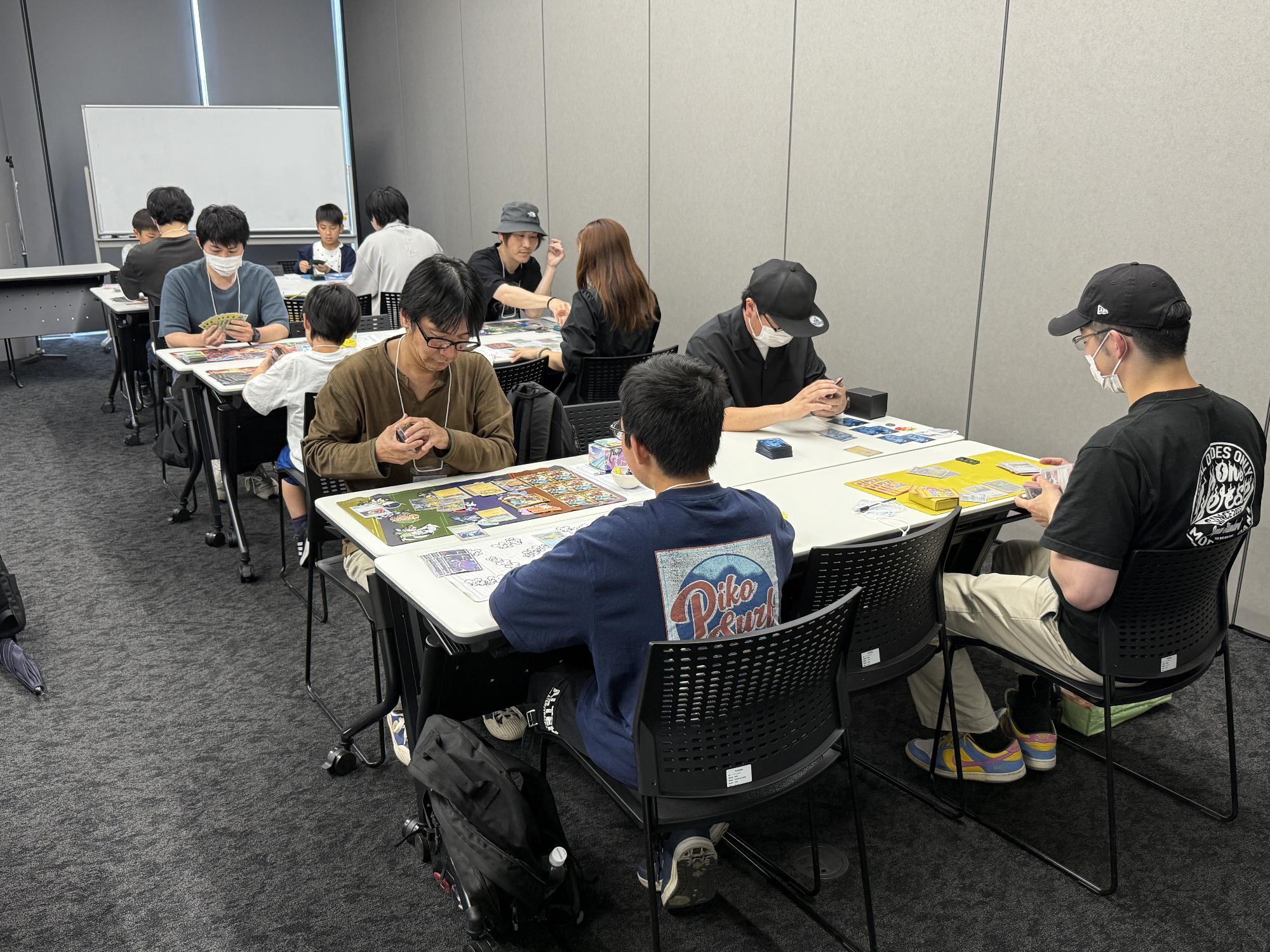 かすかべ交流会でカードゲームをプレイする参加者