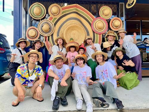 グローカル・ダンス・コレクティブの皆さんと麦わら帽子をかぶって春日部音頭を踊り、参加者で集合写真を撮りました。