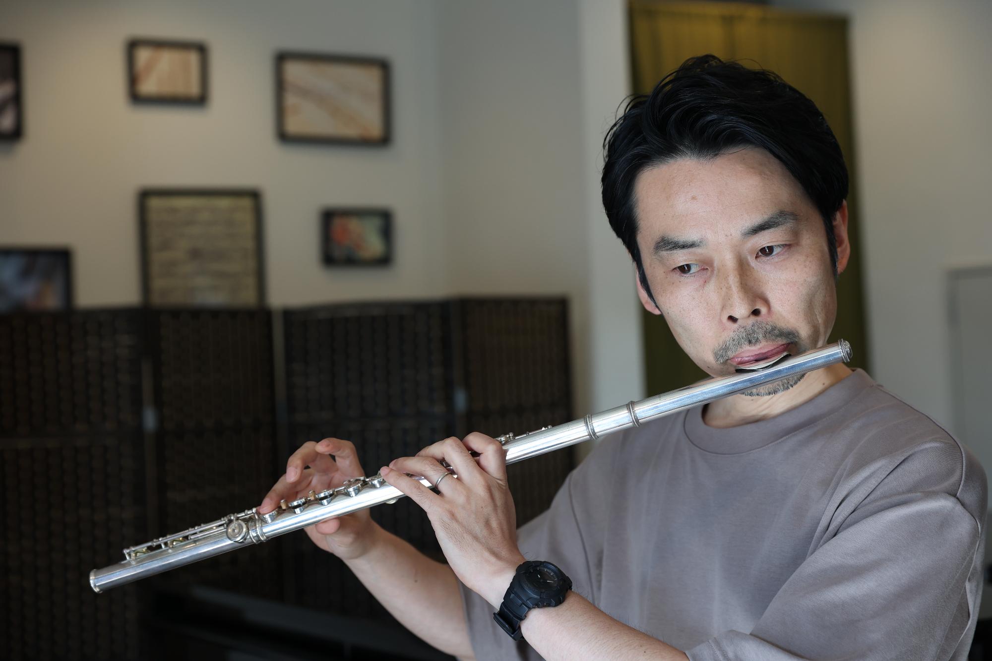 フルートを吹く高橋さん