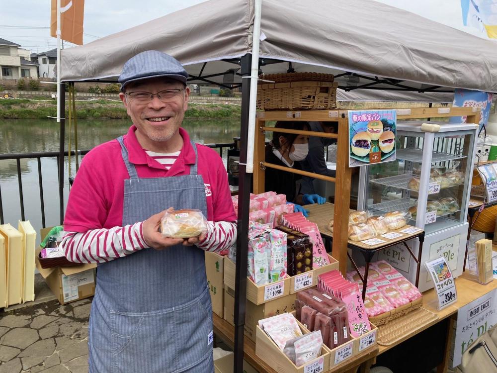 商品を手に微笑む株式会社おづつみ園の尾堤さん