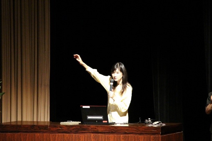 長寿を祝う会で講演をする井田さん