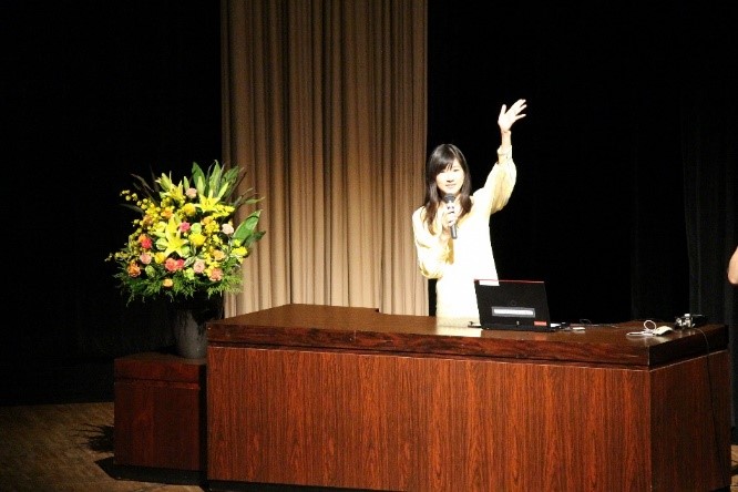 長寿を祝う会で講演をする井田さん2