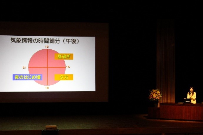 長寿を祝う会で講演をする井田さん3