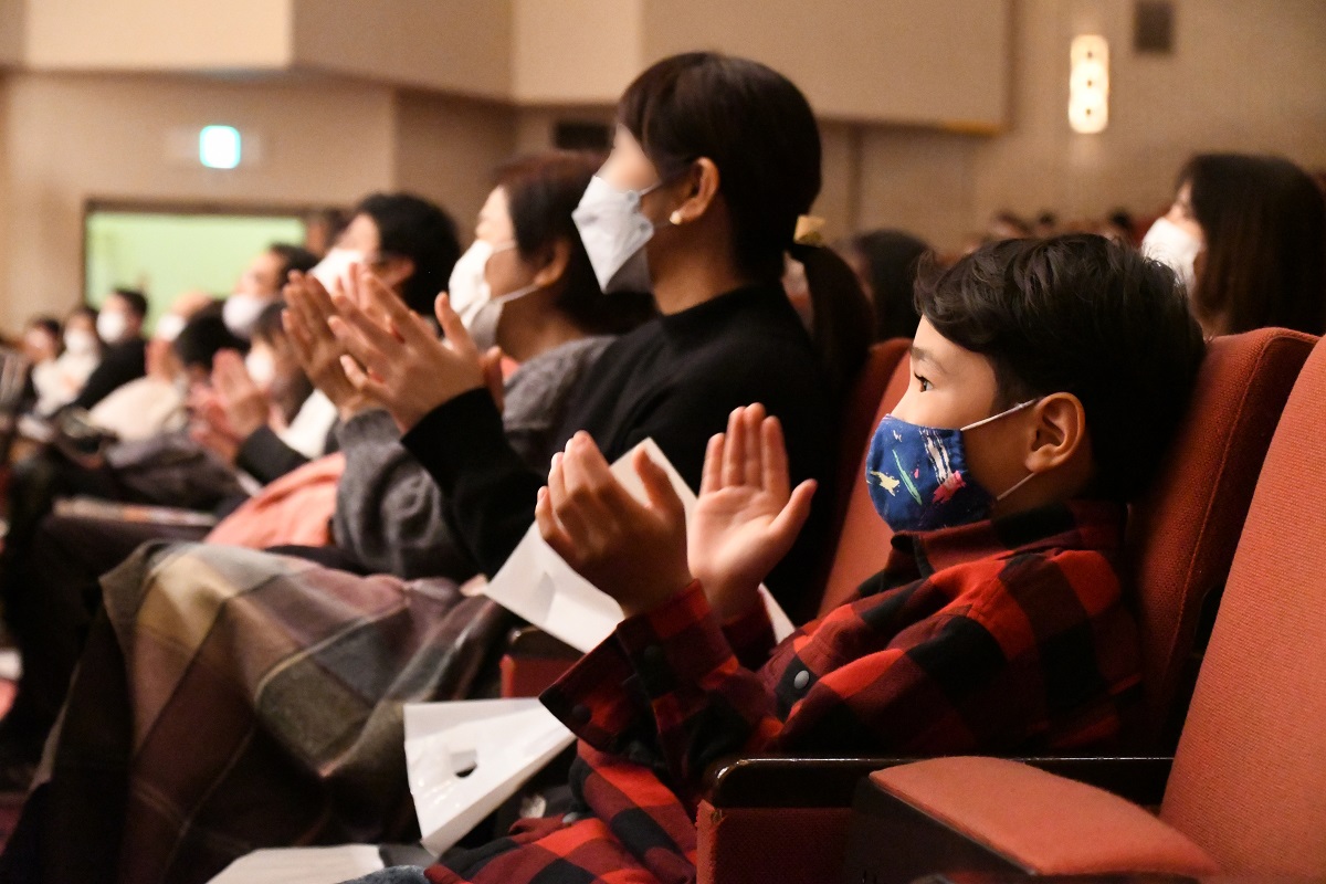 拍手をしながら楽しく演奏を聴く子ども