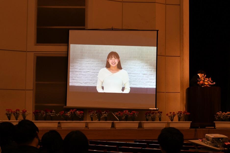 山口大使にメッセージ動画の様子