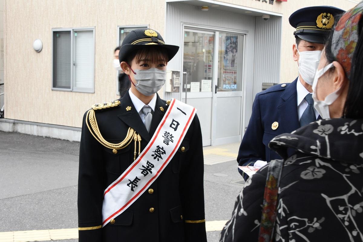 春日部駅西口で1日警察所長の活動を行う山口大使