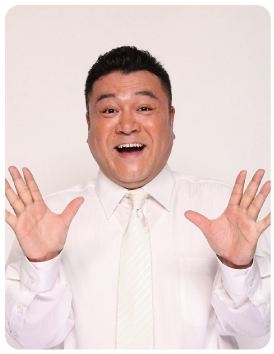 白いワイシャツとネクタイをつけてカメラに向かって両手を広げるアンタッチャブル山崎 弘也さんの写真