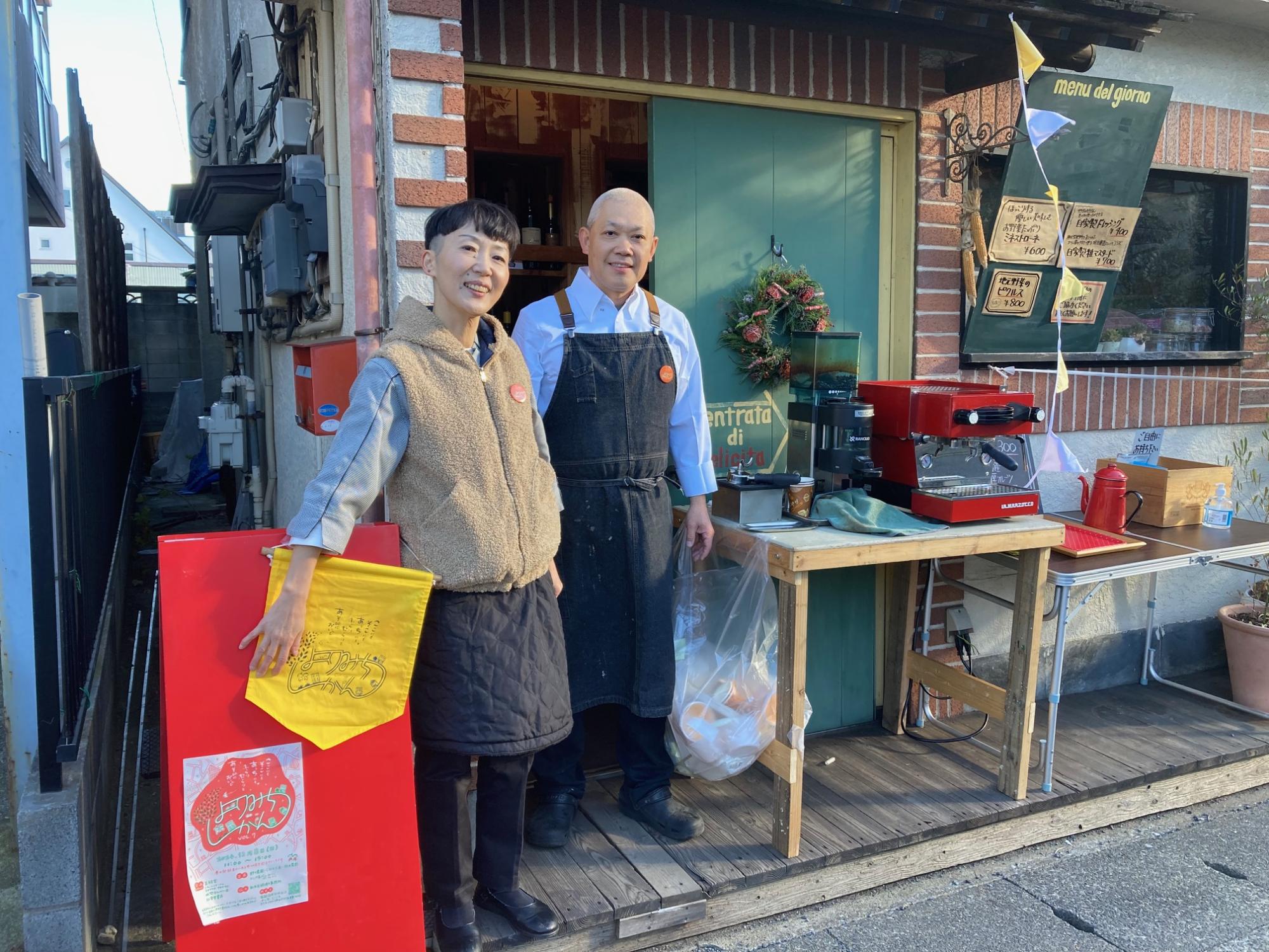 お店の前で笑顔で写るソットテットのお二人