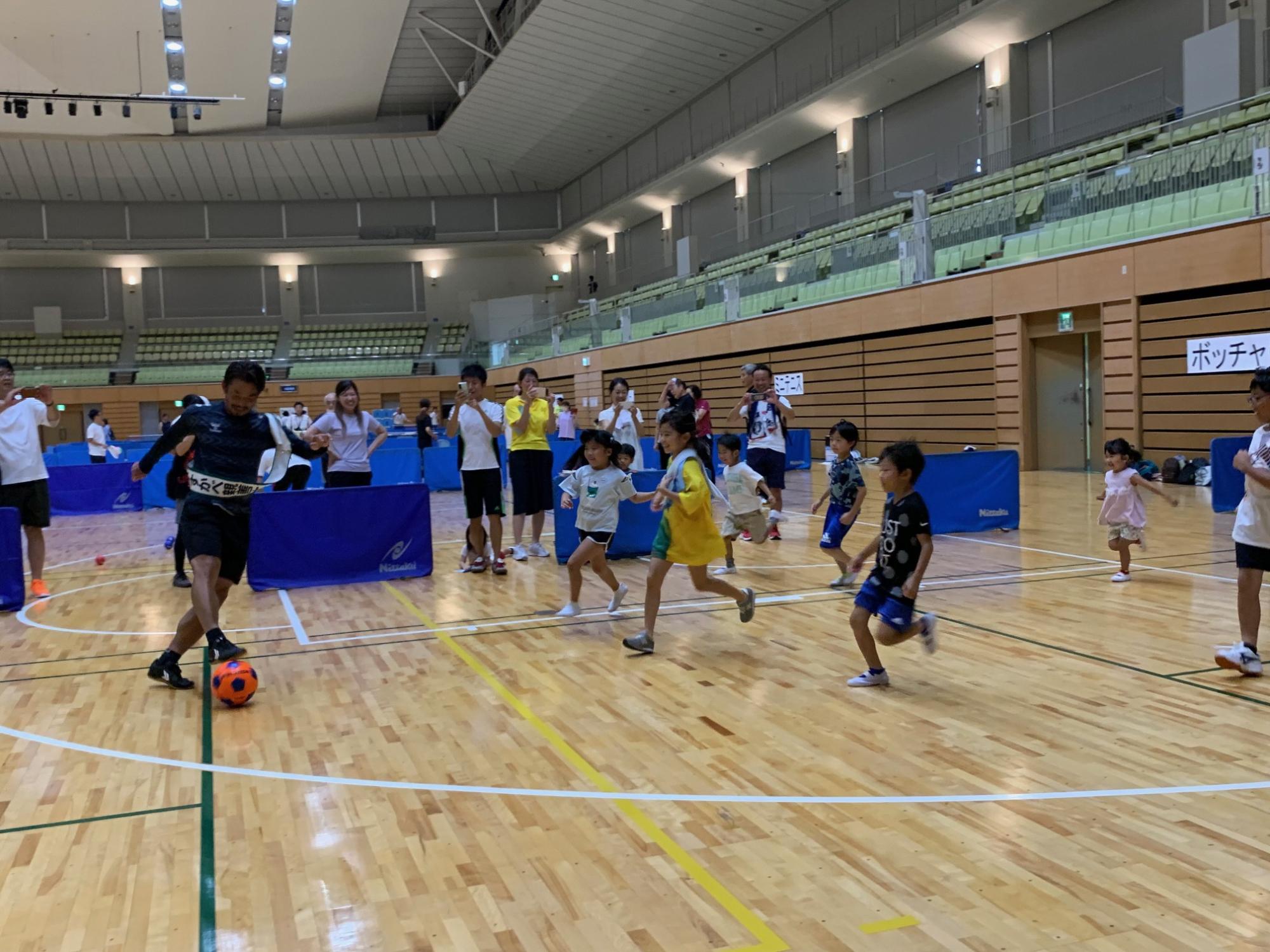 佐藤勇人大使と子どもたち