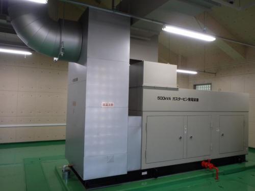 浄水所内部に設置されたガスタービン発電設備と印字された四角形の自家用発電機の写真