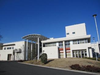 庄和浄水場の建物入口付近の外観写真