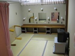 ミラーの3つついた畳張りの大ホール楽屋の写真