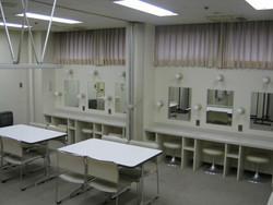 柱を挟んでミラーが3つずつ並んだ小ホール楽屋の写真