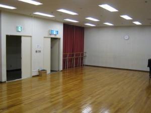 避難口誘導パネルのついた扉が2つあるリハーサル室の写真