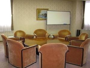 丸い机を一人掛けソファーが取り囲んでいる特別会議室の写真